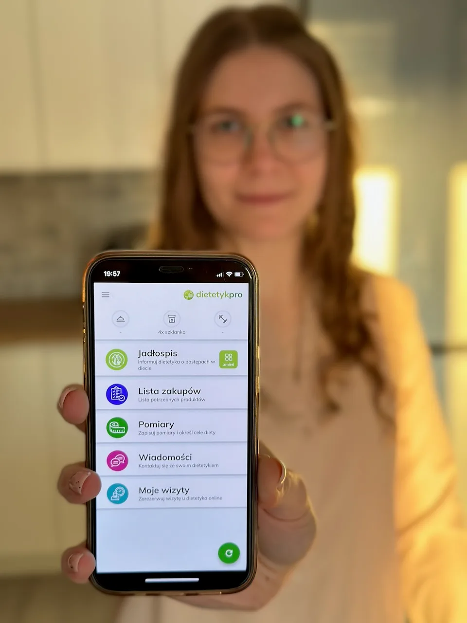 Dietetyk trzymający telefon z aplikacją DietetykPro